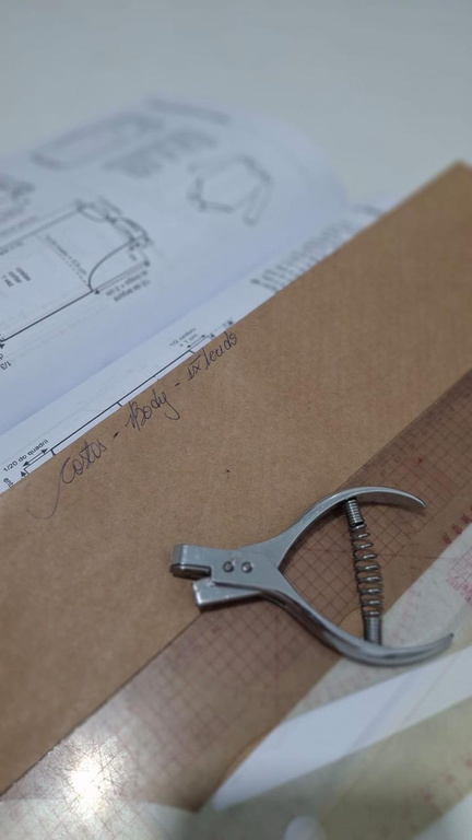 Detalhe do processo de modelagem de um body Clair Baby